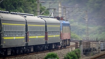 826570