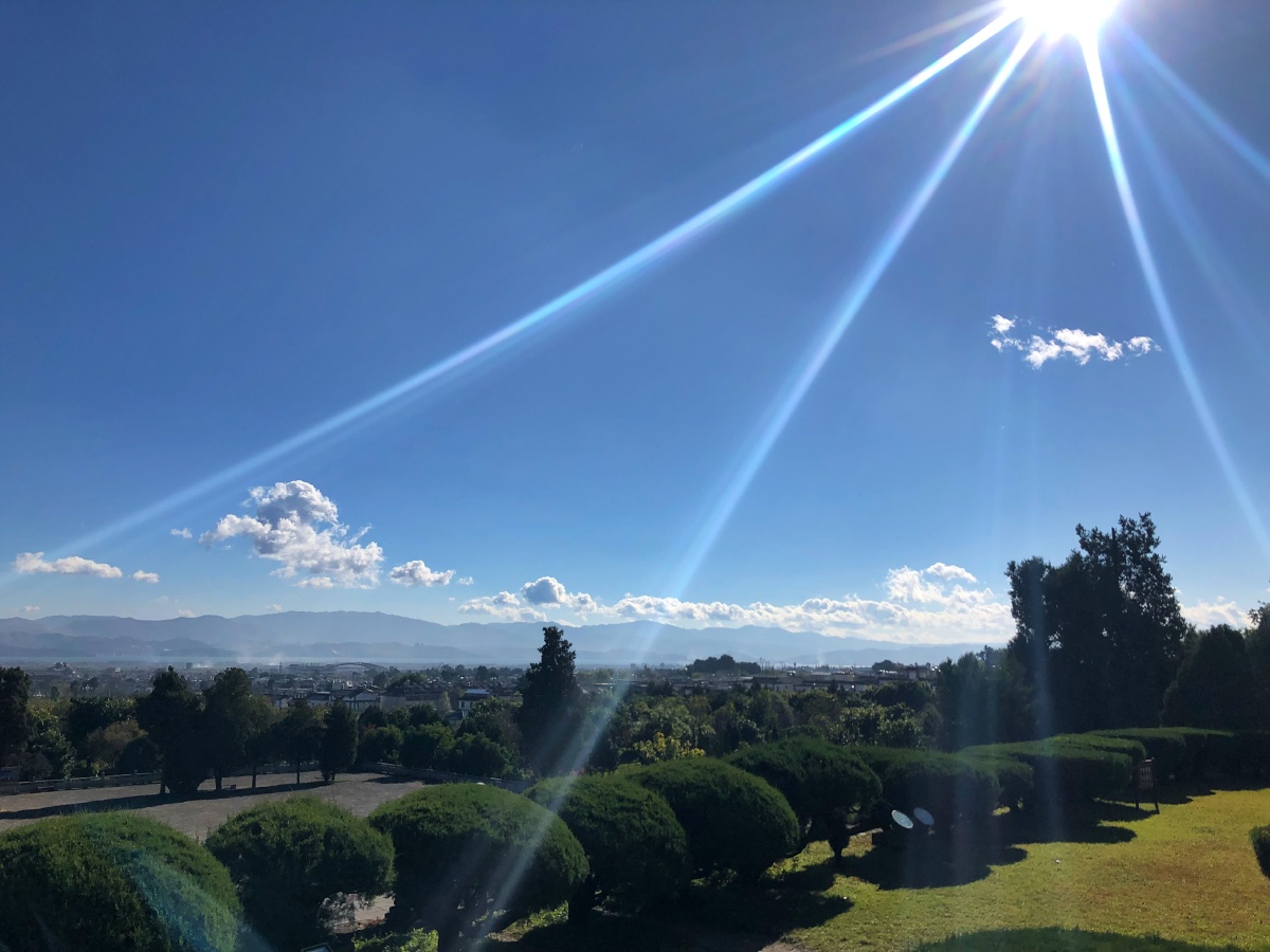 上帝说要有光强烈的阳光下大理的天空总是那么清透