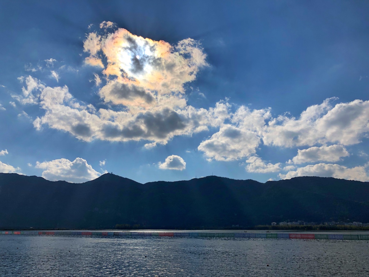 上帝说,要有光.强烈的阳光下,大理的天空总是那么清透. - tigerdee - 