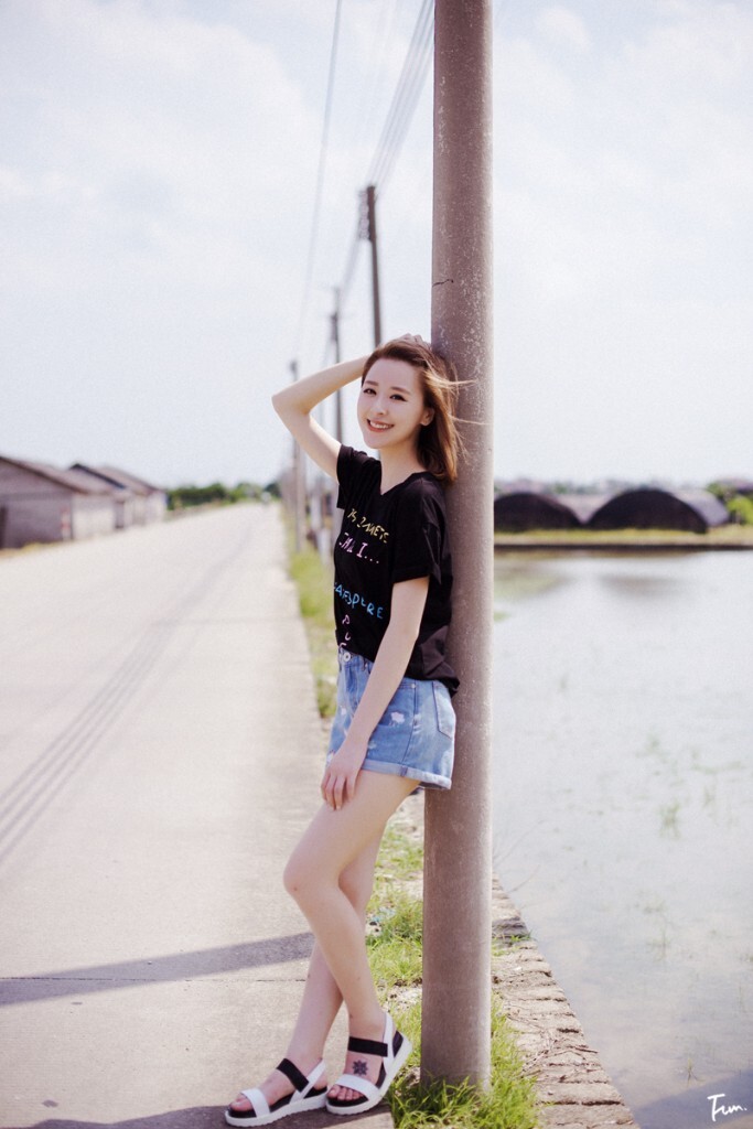 盛夏x蓝天。<br />
有时候我也想快乐来的容易;<br />
并不是所有的人都会理解你的初衷;<br />
就连当初最了解你的人。