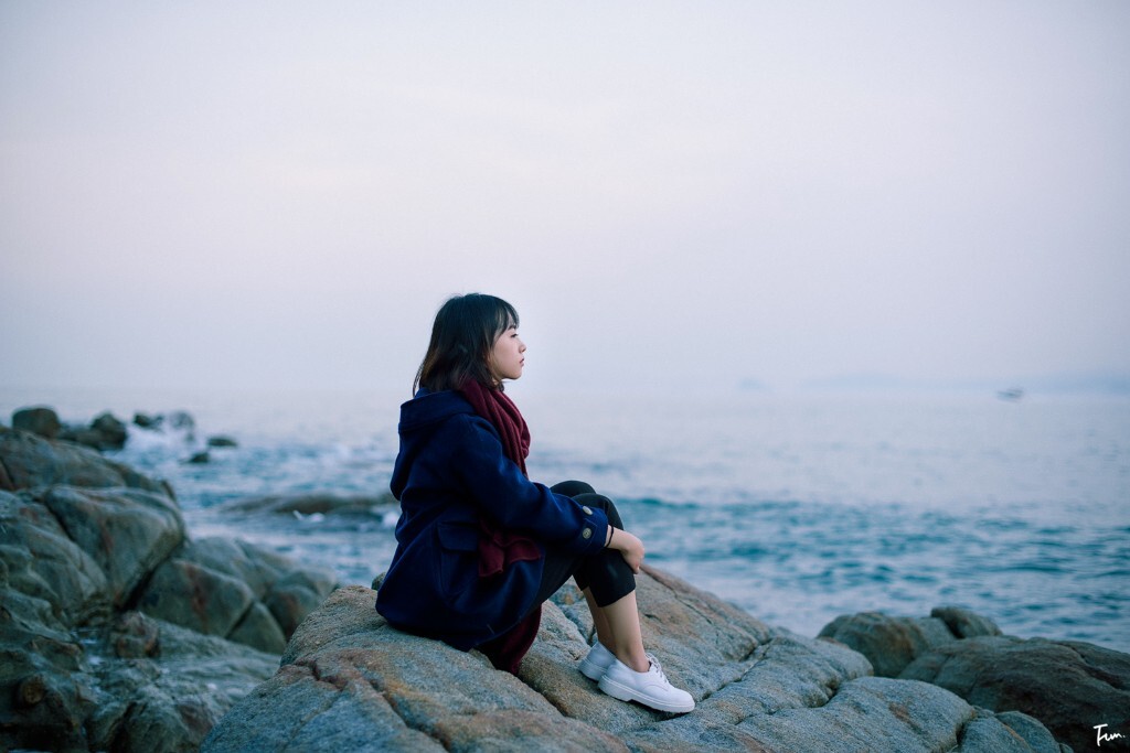 微咸海风吹散发丝<br />
日光将思绪蒸发于天地<br />
夜雾将思念汇聚成星光<br />
摄影：@Fun仔<br />
模特：<a href="https://tuchong.com/14580235/" target="_blank">@张阿呸</a>