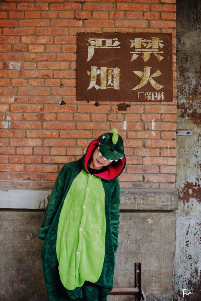 Mooooonster.<br />
时间过得很快,但希望我没有虚度。<br />
模特:Aimee<br />
摄影&后期:Funzi<br />
我的微博:@Fun仔<br />
微信:jxxl_tri<br />
欢迎约拍交流。<br />