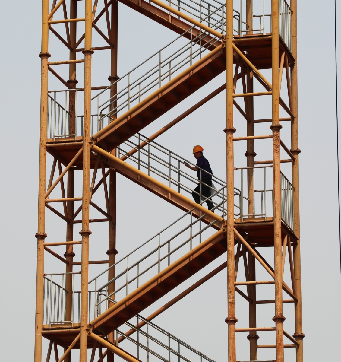 拍摄于芜湖中铁路桥 一位工人在攀爬楼梯