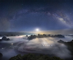 雾锁漓江