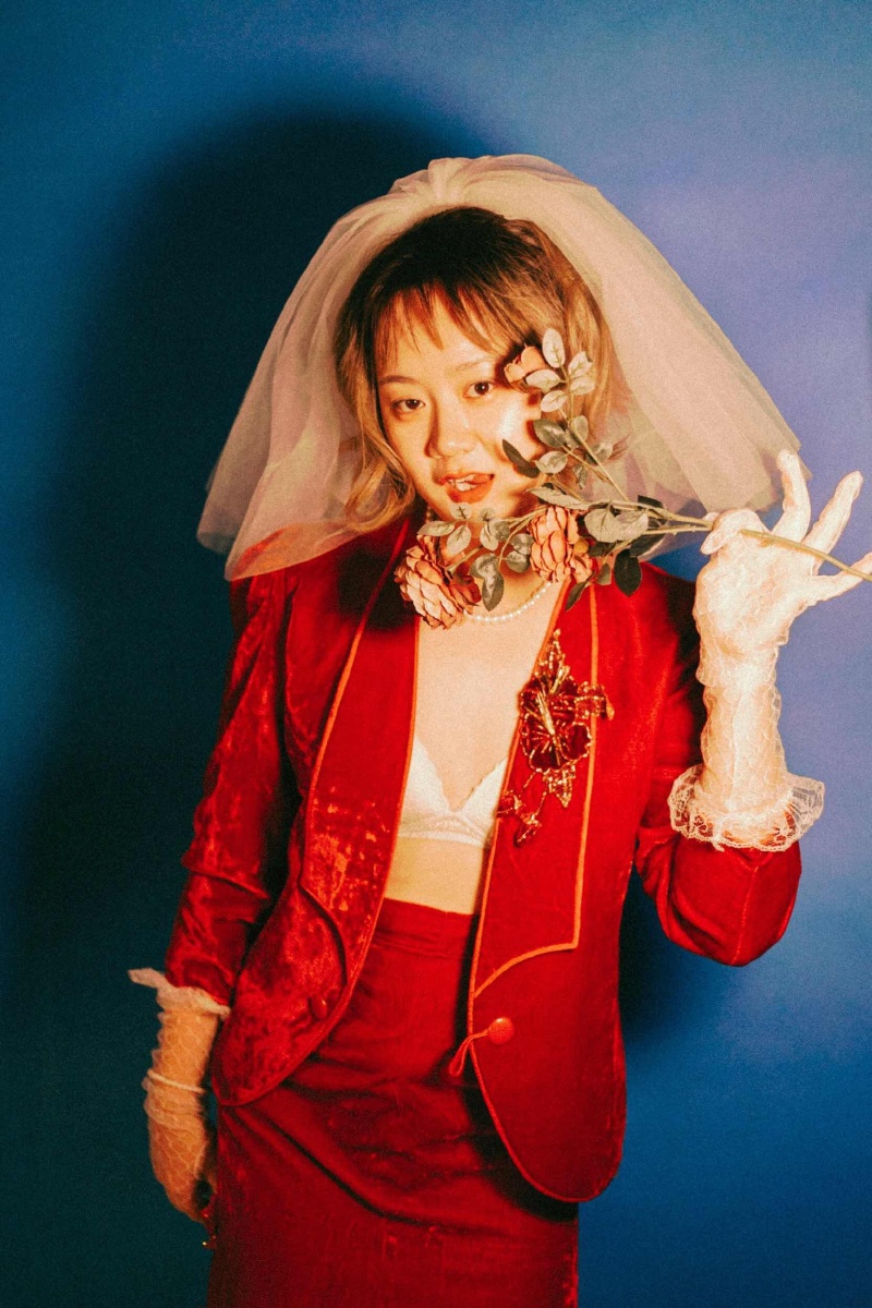 关于毛毛的复古红婚纱