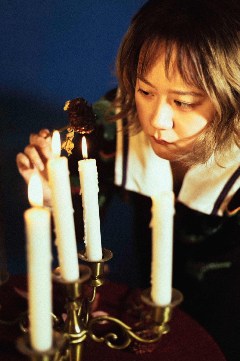 关于毛毛的复古红婚纱