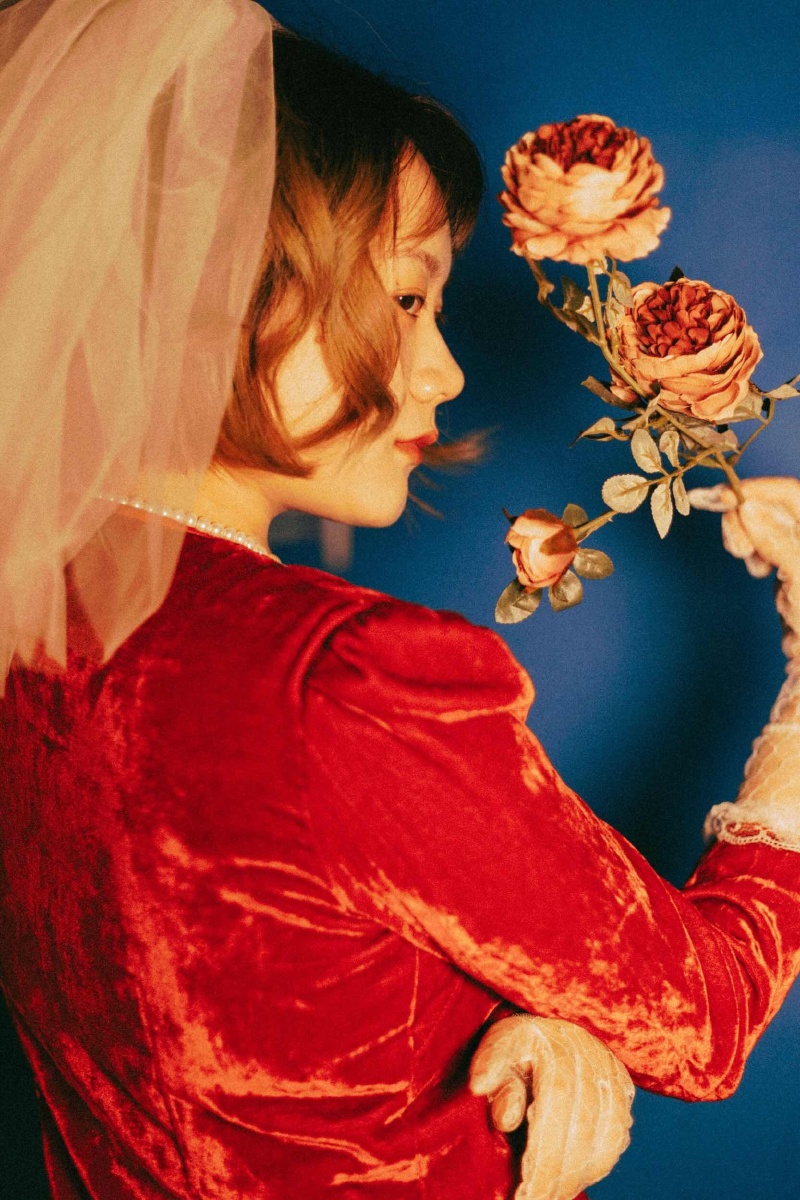 关于毛毛的复古红婚纱