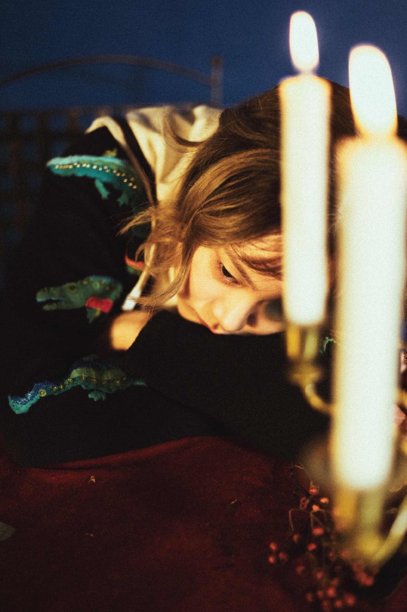 关于毛毛的复古红婚纱