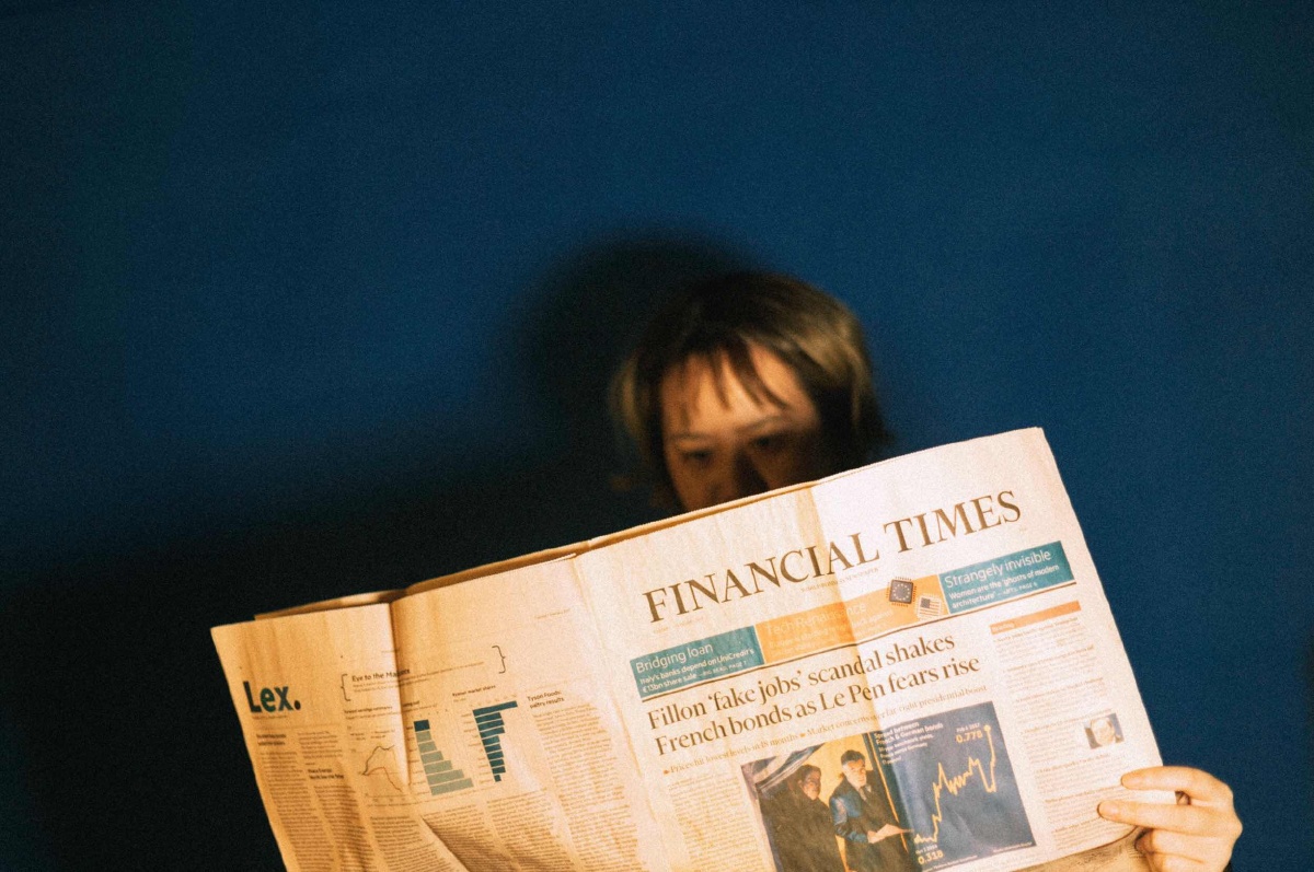 关于毛毛的复古红婚纱