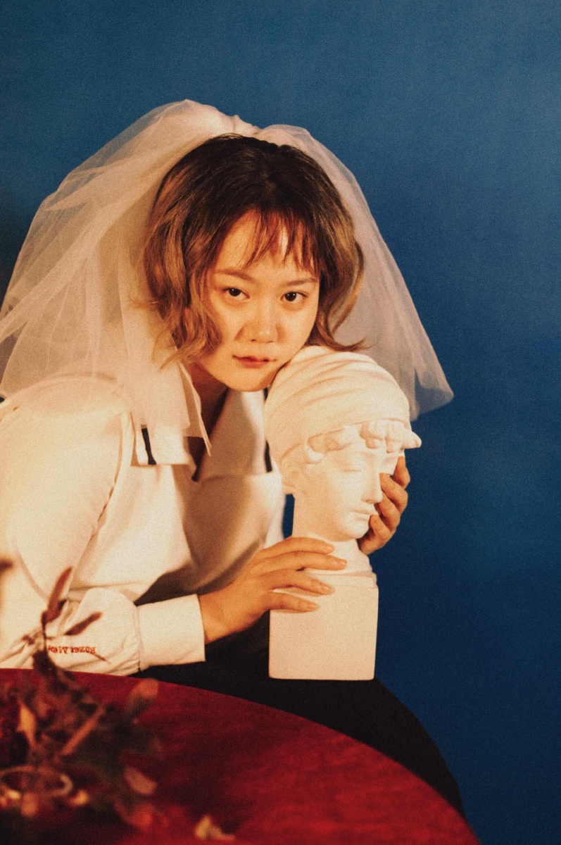 关于毛毛的复古红婚纱