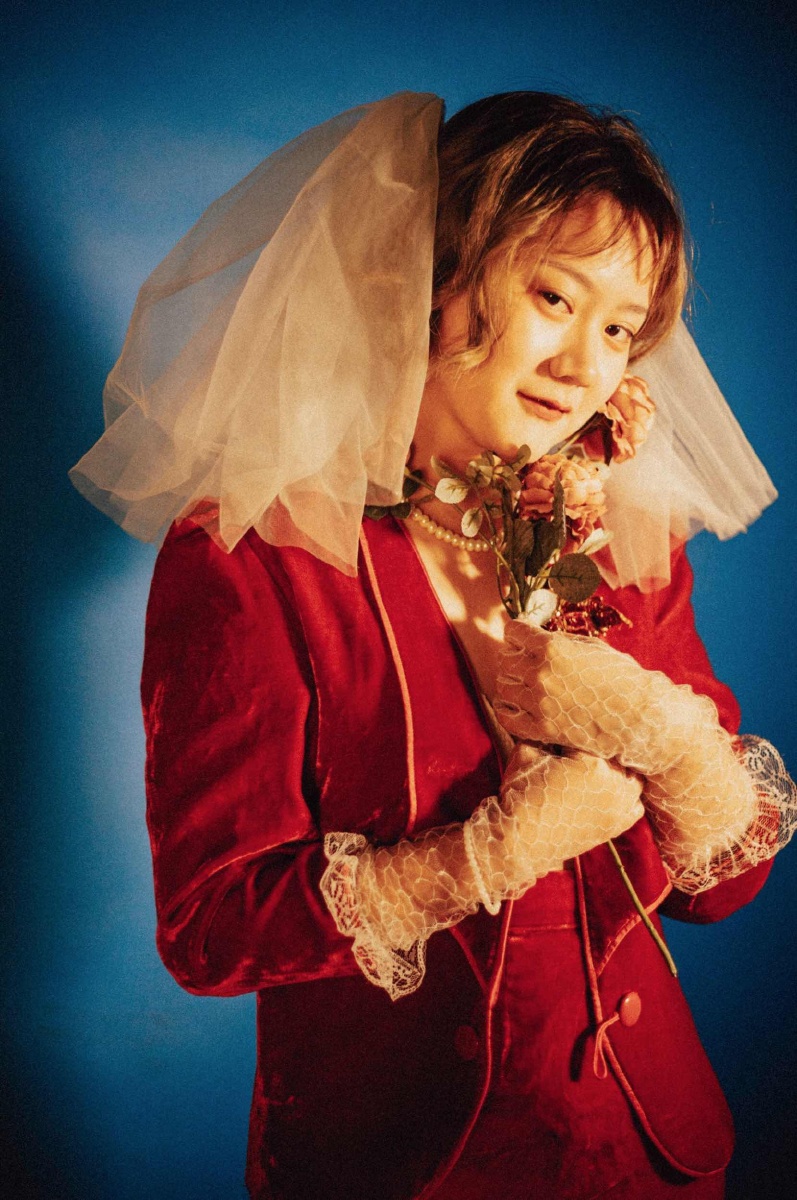 关于毛毛的复古红婚纱