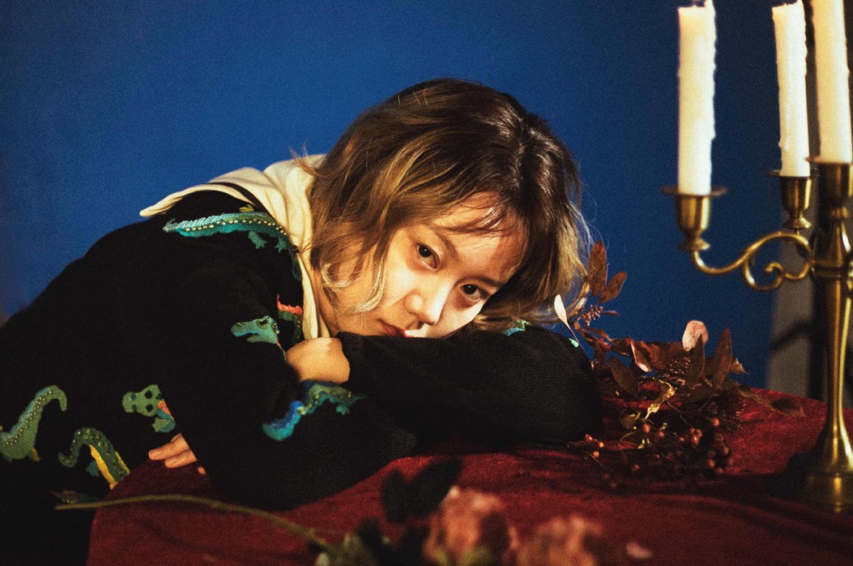 关于毛毛的复古红婚纱