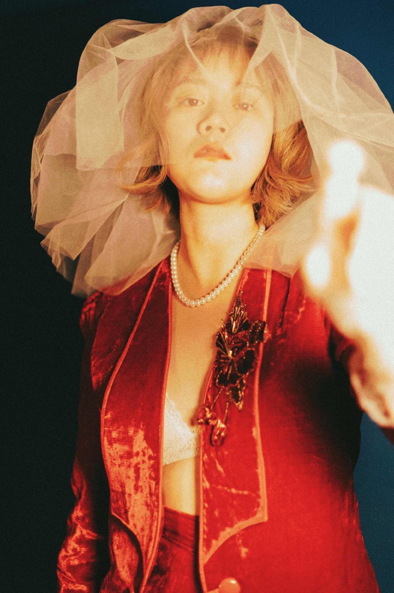 关于毛毛的复古红婚纱