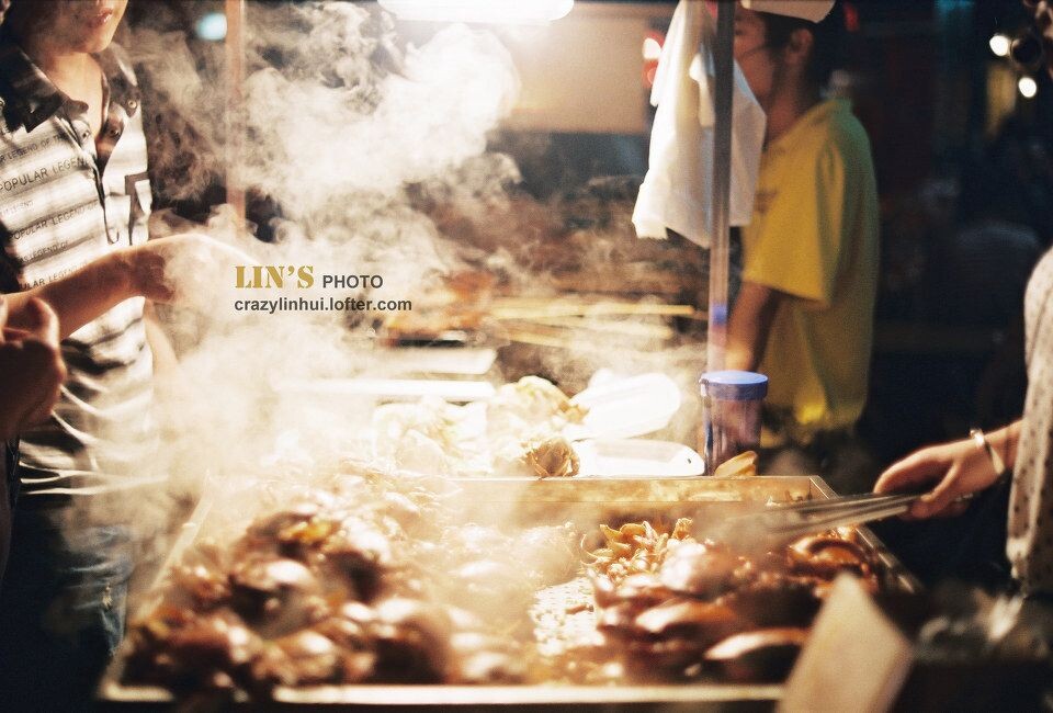 夜市<br />
嘈杂的人群，喷香的食物，这便构成了生活。