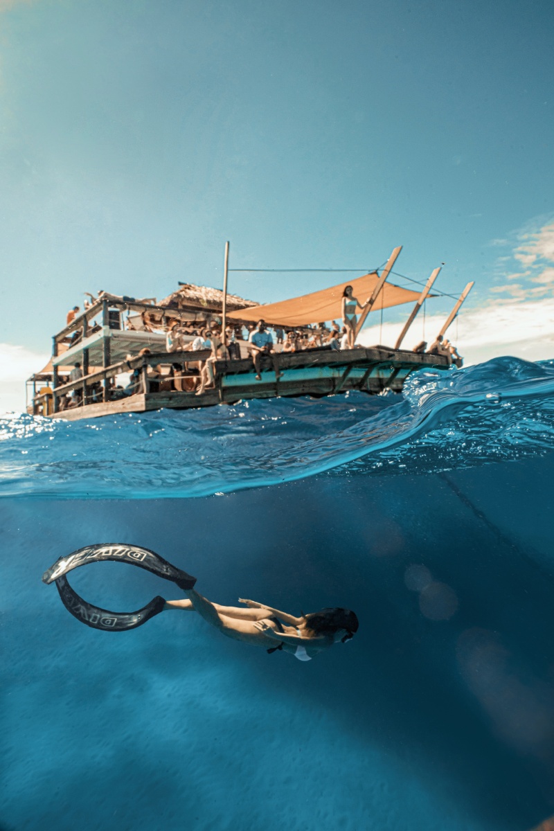 位于斐济的cloud9是全球唯一的海上漂浮酒吧