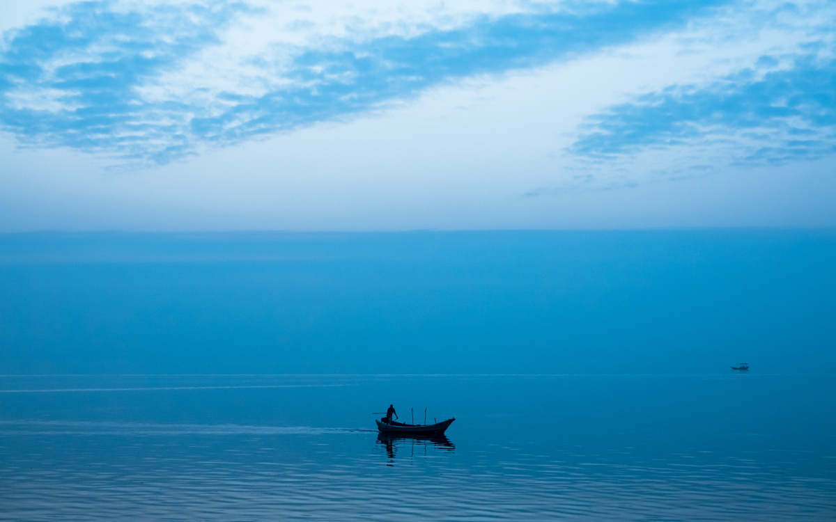后田村出海晨捕的小渔船轻快地滑翔在水上,远远望