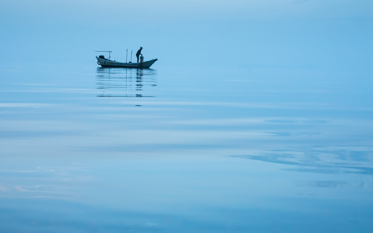 后田村出海晨捕的小渔船轻快地滑翔在水上,远远望