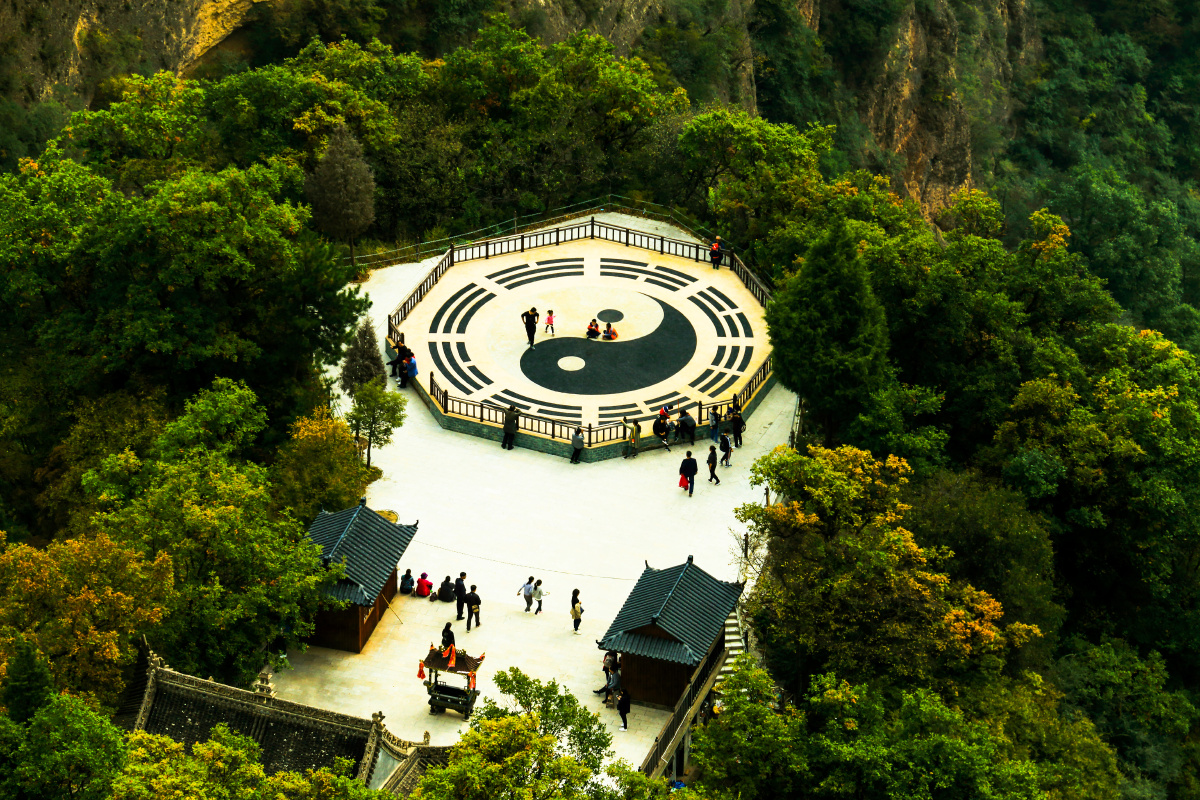 绿色掩映的崆峒山八卦广场