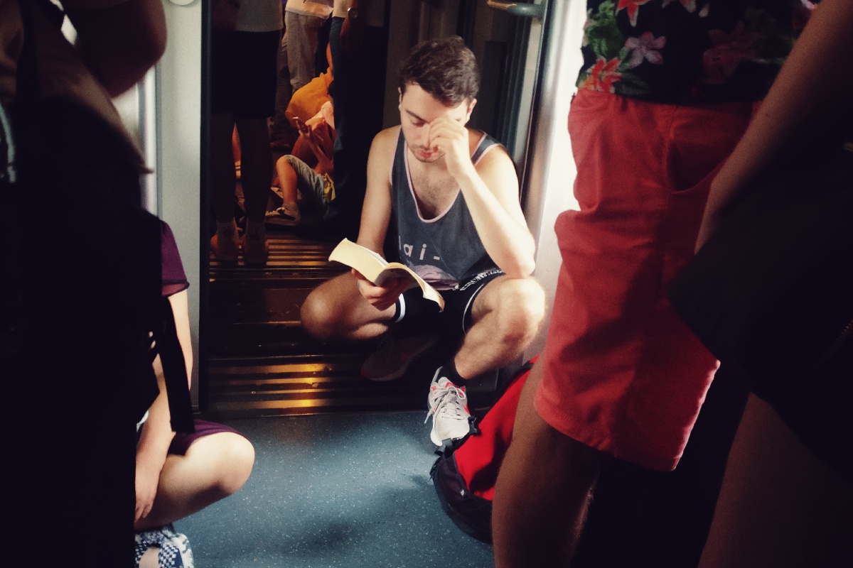 列车上看书的老外