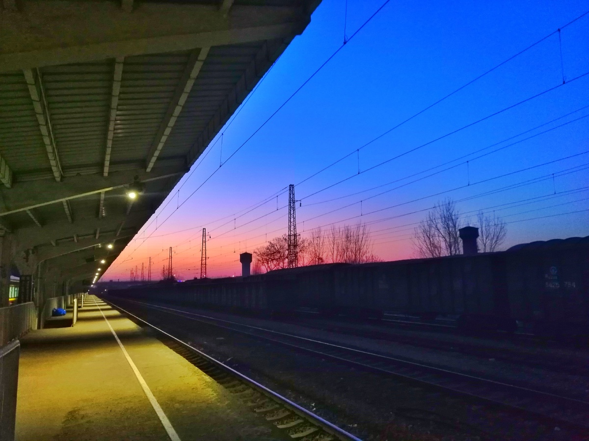 站台边,火车还未至.