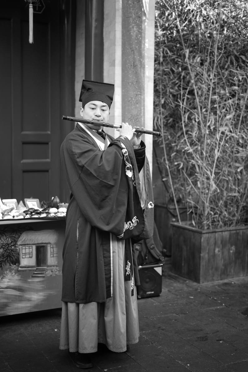 王府井步行街,吹笛子的翩翩公子