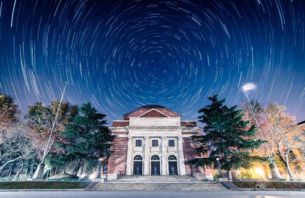 小寒夜，园子里难得晴空，在寒风中冻了一个小时，get大礼堂星轨这项成就~如果地景拍一张小光圈的星芒就好了。