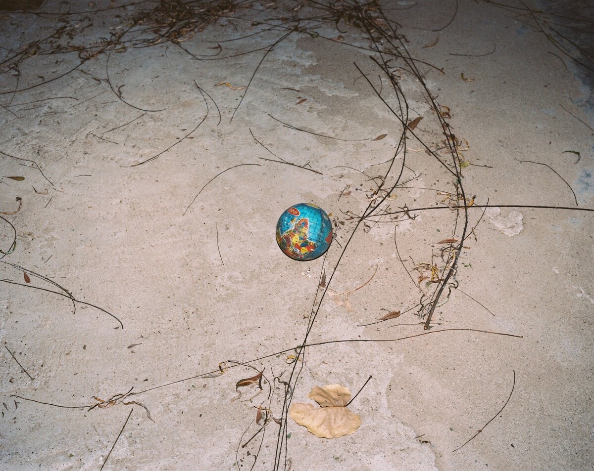 2014年，被孩子丢弃在寺背小学的地球仪。Mamiya 7II + 85/4，柯达120负片。