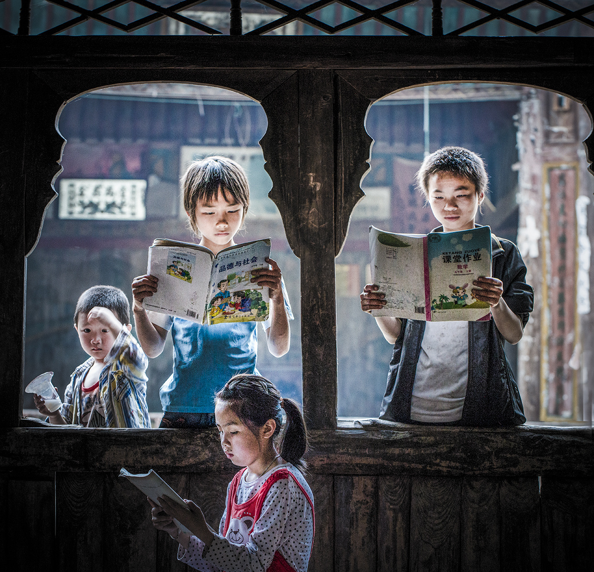 广西三江侗族自治县八协村小学的孩子们在晨曦中阅读.