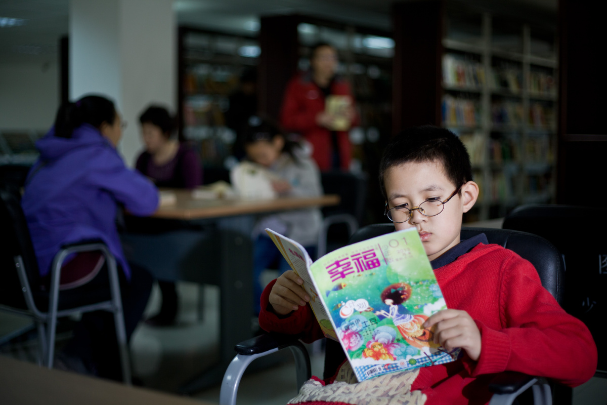 图书馆里看书的孩子(二)