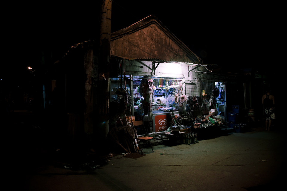 入夜后的北京胡同