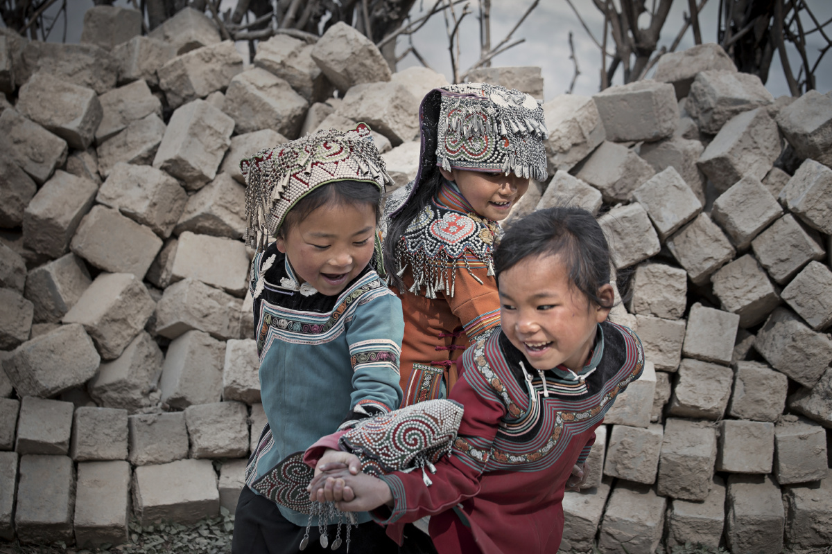 玩耍的哈尼族小朋友