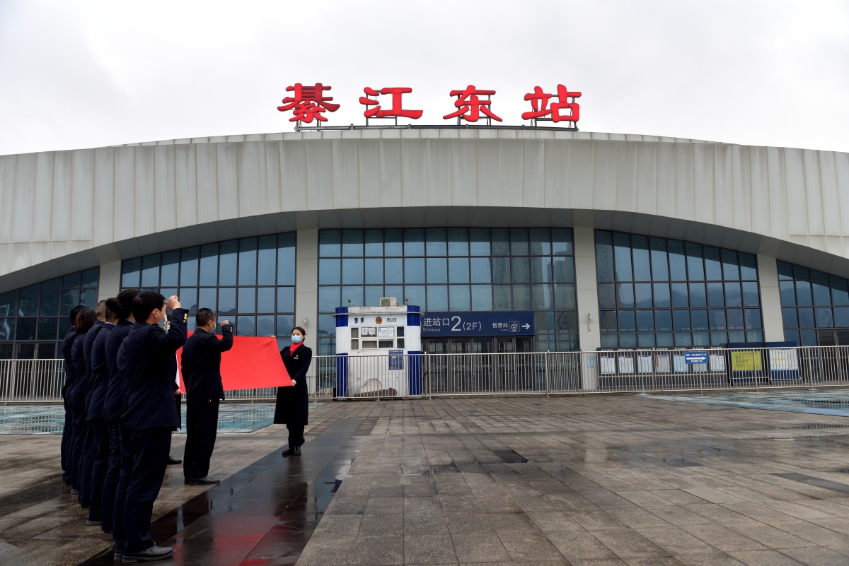 2021年1月28日春运第一天重庆市綦江东站常态化疫情防控下的春运比