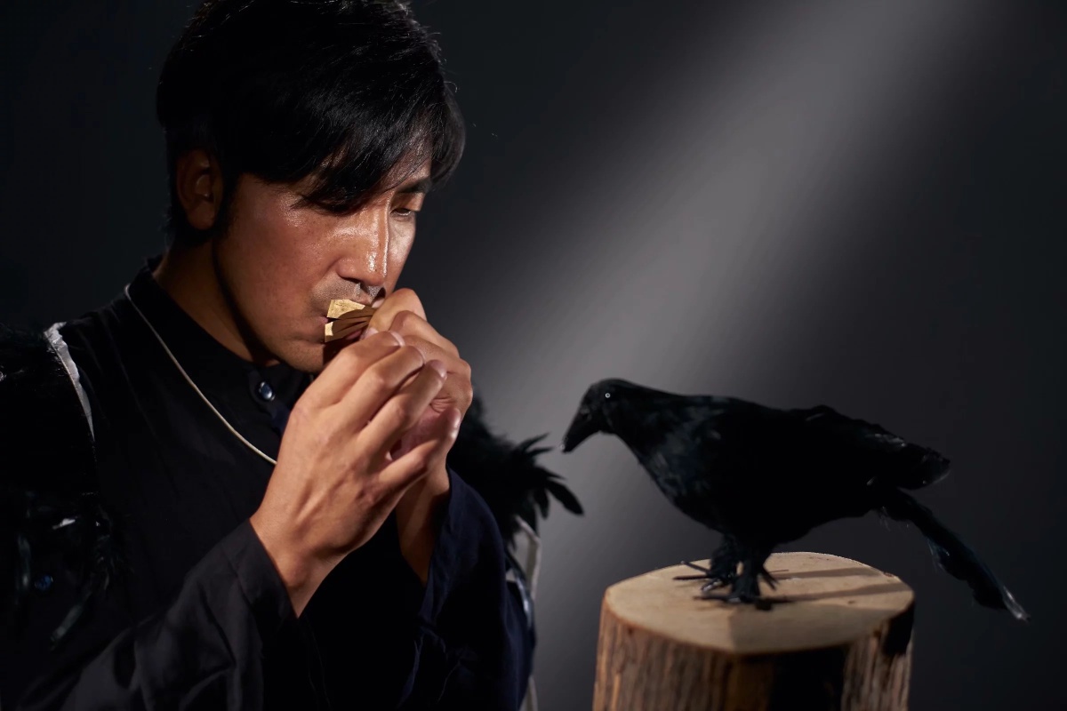 乌鸦穿梭于黑夜与白昼的黑色之前为彝族音乐人贾巴阿叁拍摄的一组专辑