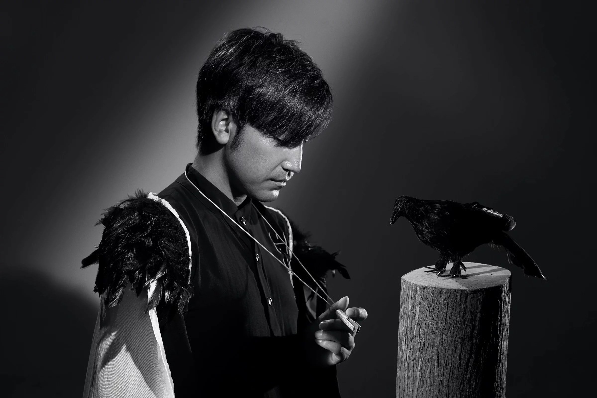 乌鸦穿梭于黑夜与白昼的黑色之前为彝族音乐人贾巴阿叁拍摄的一组专辑