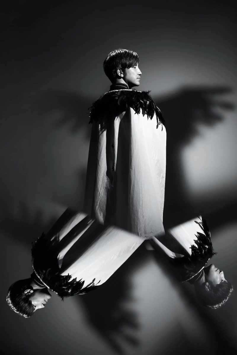 乌鸦穿梭于黑夜与白昼的黑色之前为彝族音乐人贾巴阿叁拍摄的一组专辑