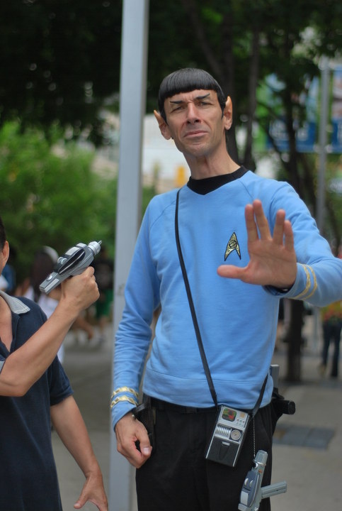 大手一挥,刀枪不入的未来战士 br />