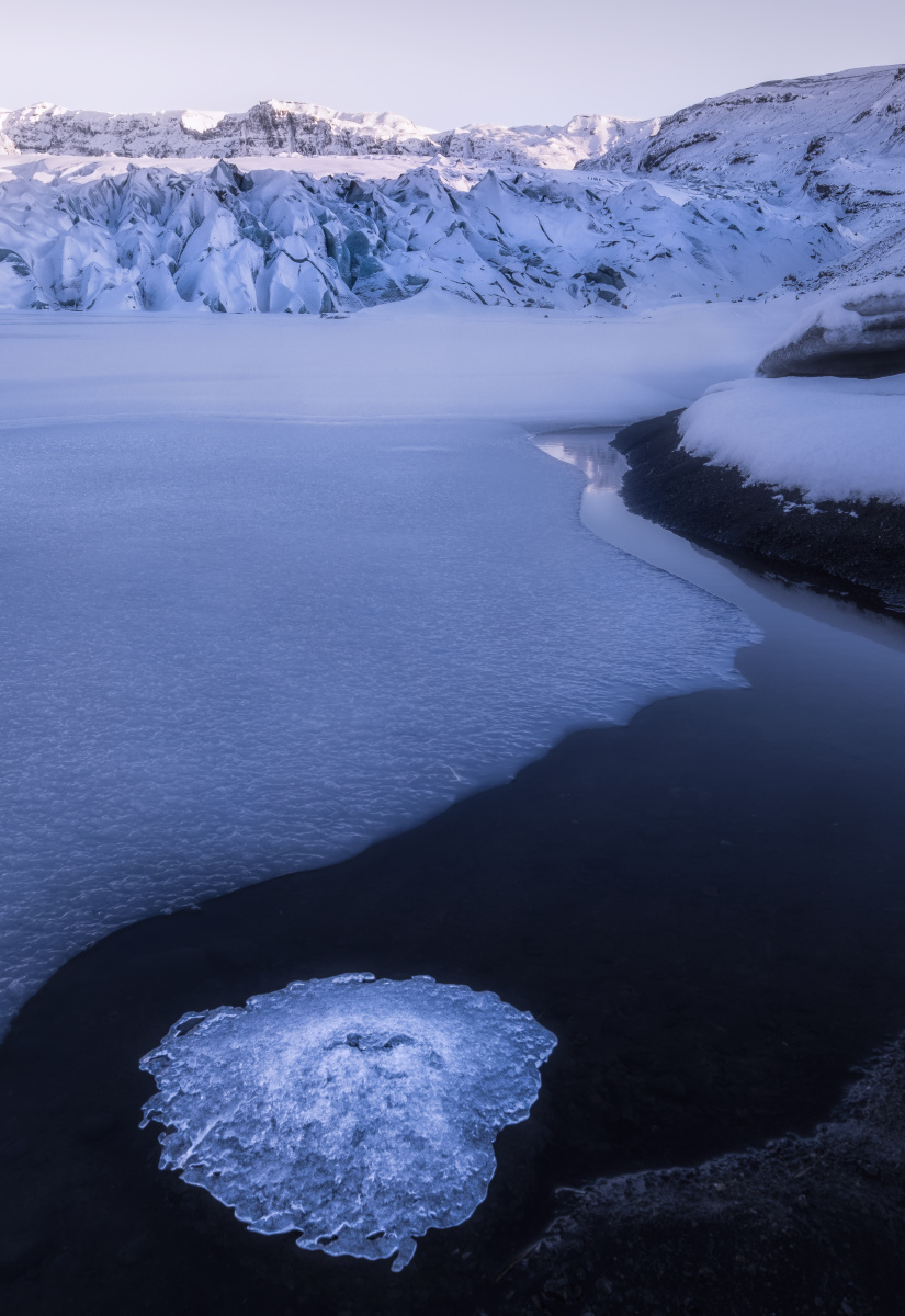 索尔黑马冰川,冰湖中漂浮着一朵冰花,如脆弱的花瓣