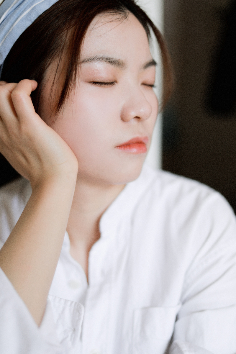 穿我白衬衫的小女生