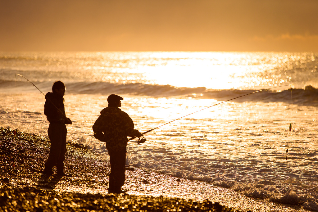 北海道鄂霍次克海边的钓鱼人
