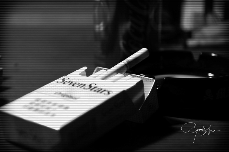 我只有一根烟了,但我还要过一夜;只有一点爱了,但我还要过一生.