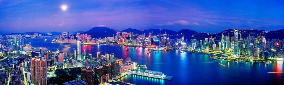 璀璨明珠<br />
香港的夜景一直很向往，尤其是维多利亚港的灯光，以前我拍它一是在星光大道前或者在太平山顶，效果一直没有突破。后来天际100开业（香港最高建筑），我到它顶层拍了这张照片......哈苏503cw 60mm 四张接片而成