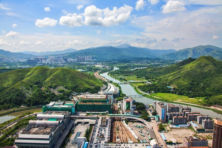 图中最大建筑为罗湖口岸联建大楼<br />
