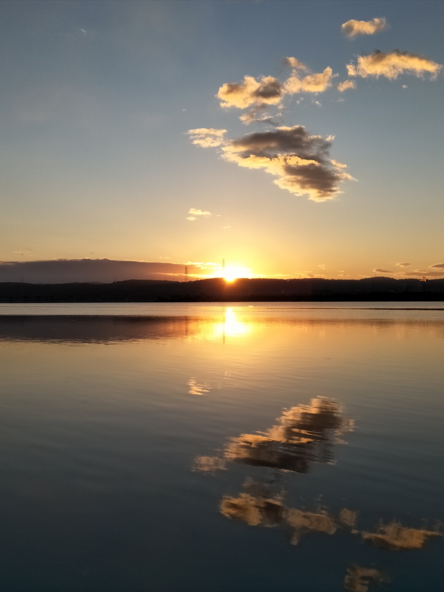 天上的云水中飘