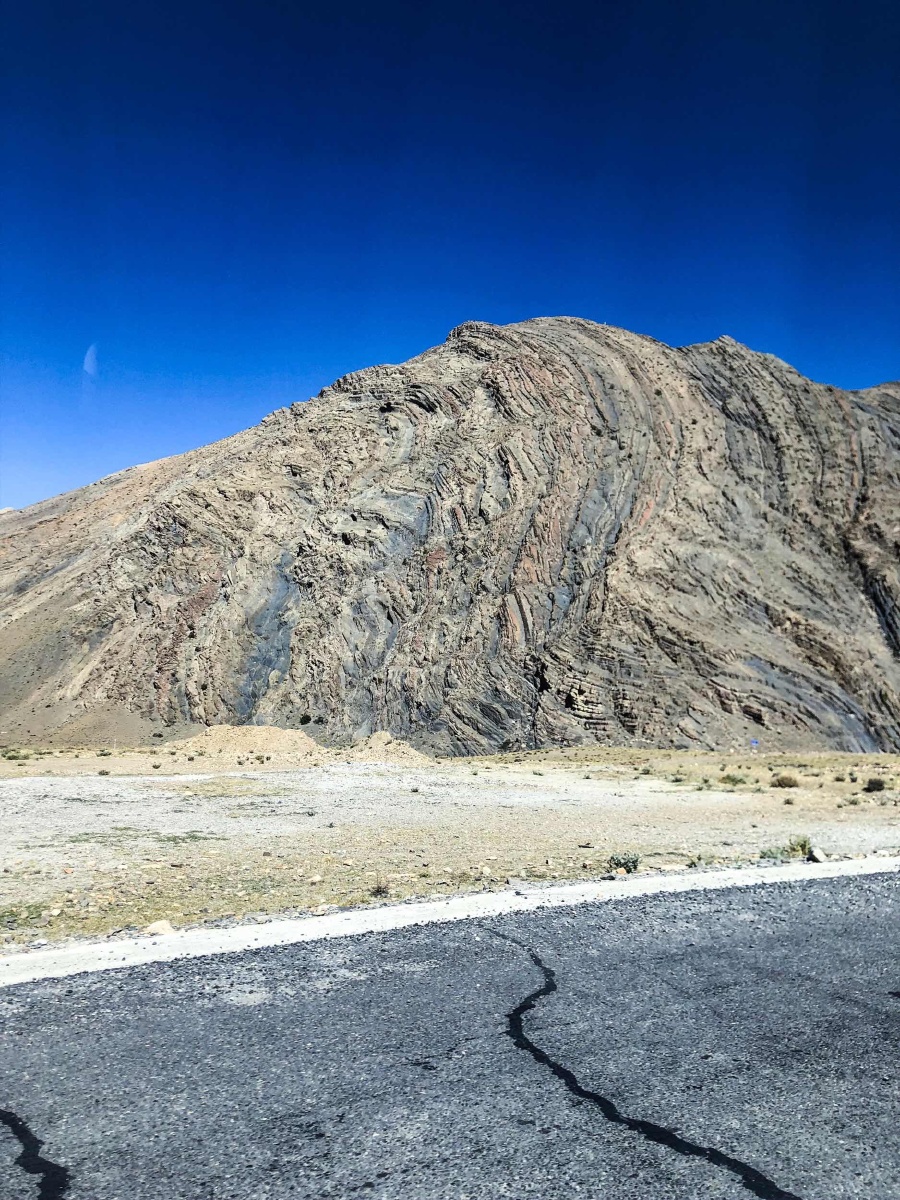 喜马拉雅山脉因地壳运动隆起的褶皱