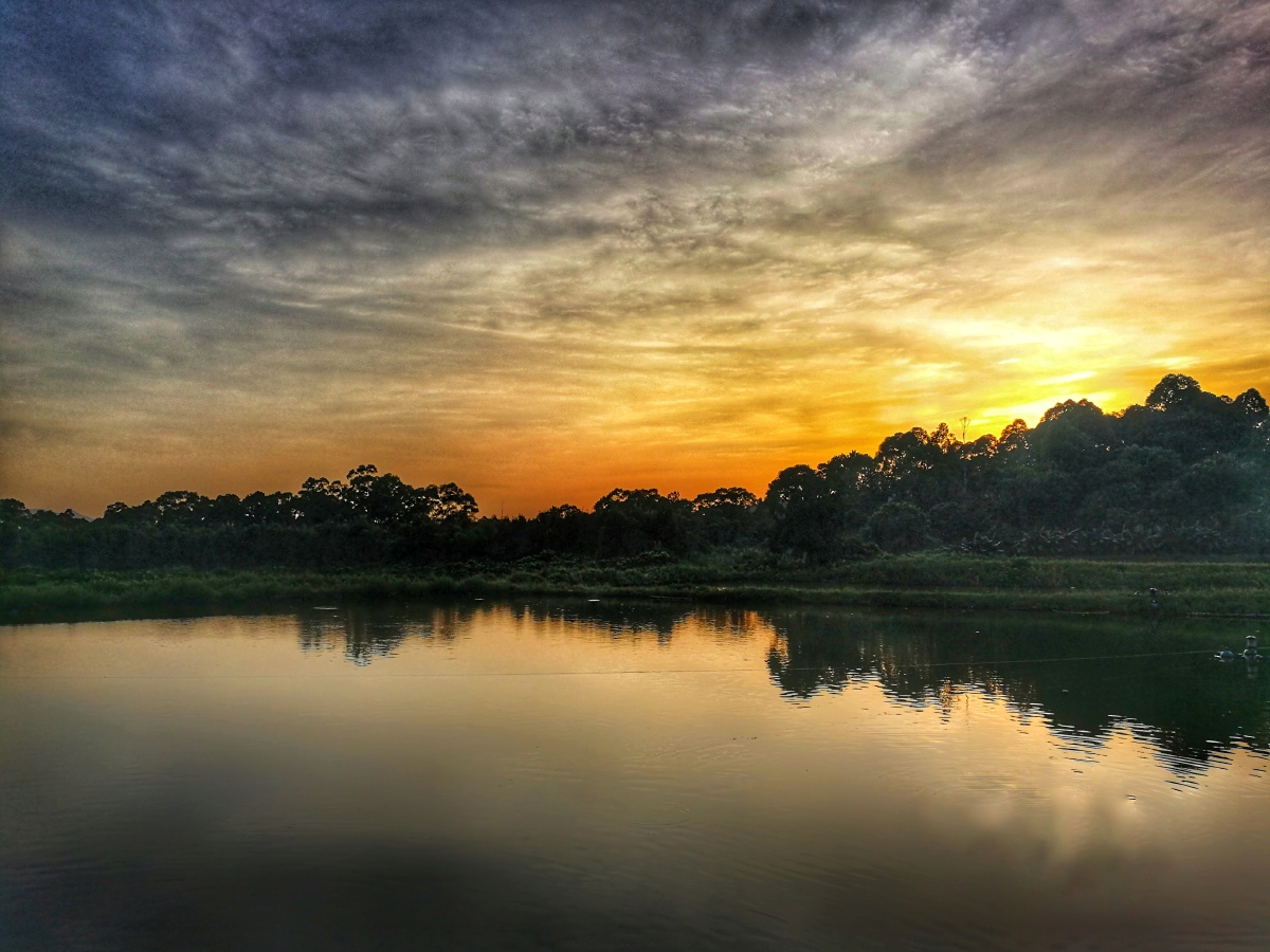 原本觉得普通的黄昏场景也见多了,也就那样,不过加上那薄薄