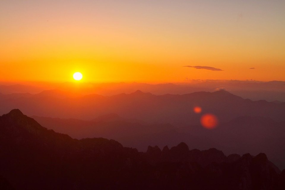 一轮红日跃东方 br />