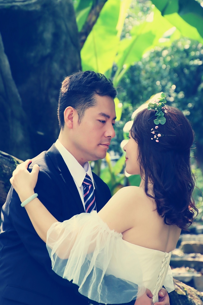 试拍婚纱幸福的小两口