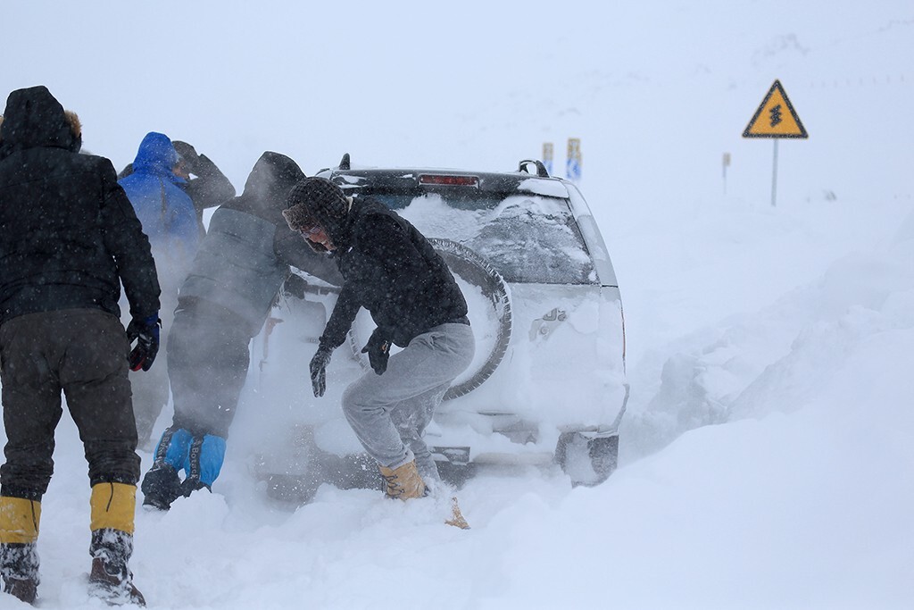 北疆的暴风雪中行进