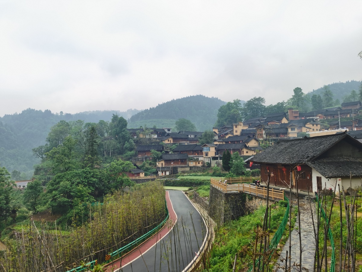 十八洞村位于湖南省花垣县,是"精准扶贫"的首倡地.