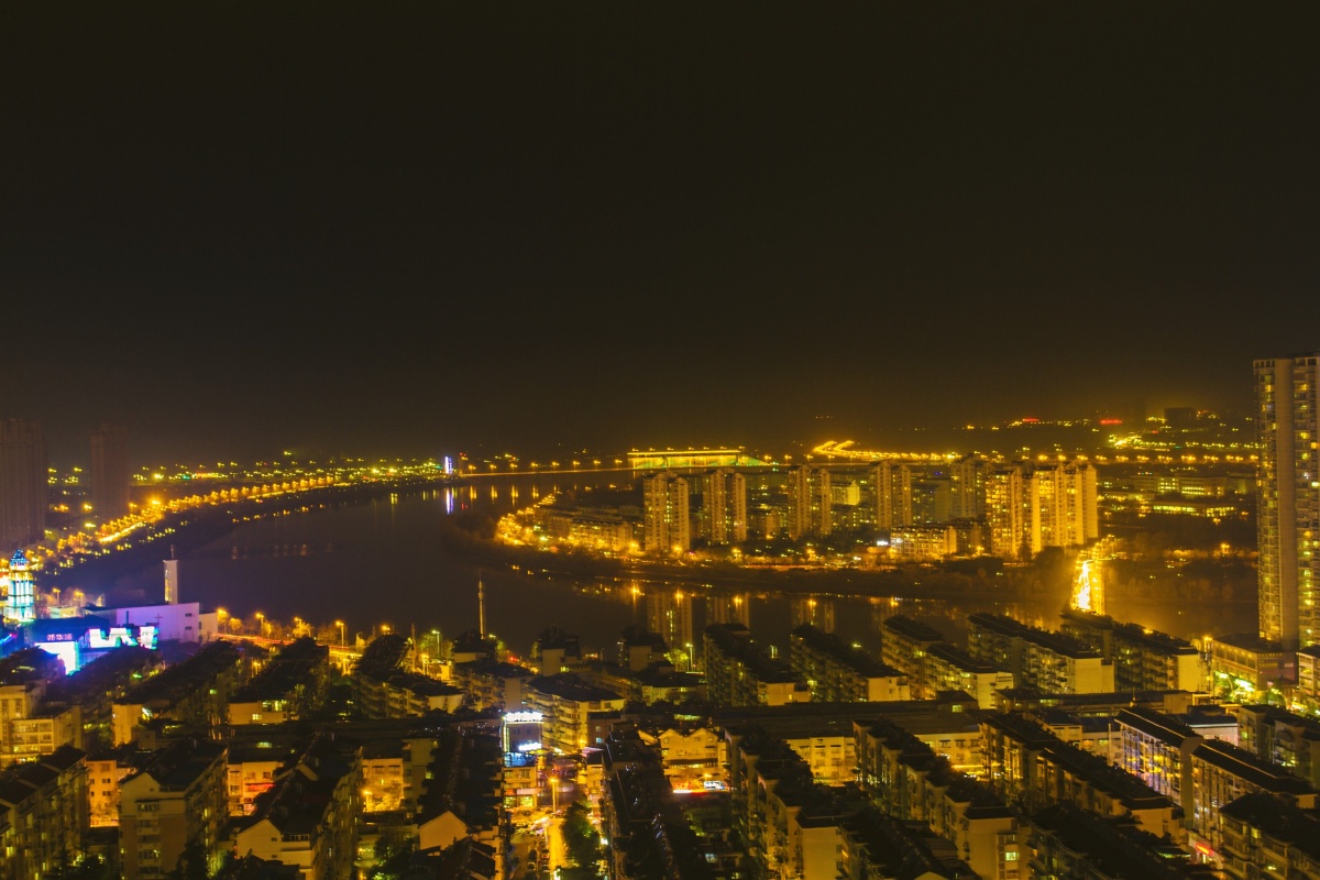 华灯初上月亮岛